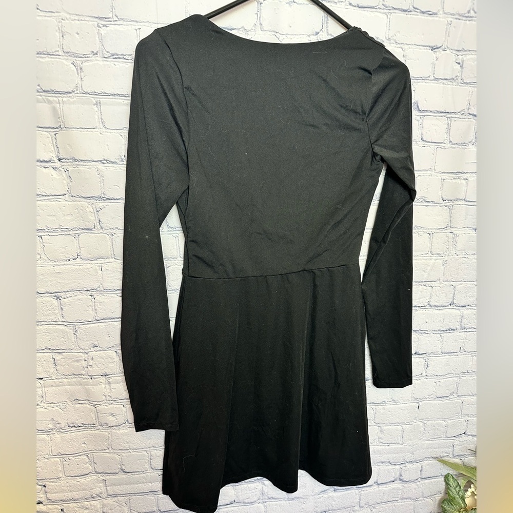 Be the Life of the Party with Quinsen’s Sexy Black Peplum Dress - Picture 5 of 6